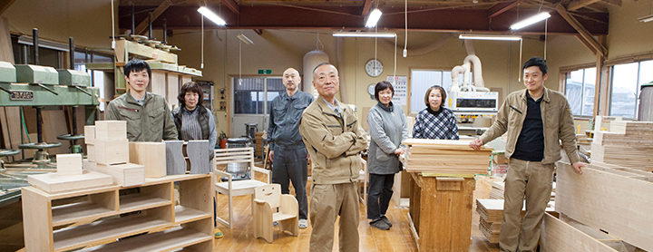 伝統工芸品の桐箱や桐箪笥のを製作する加茂の職人工房、現代の